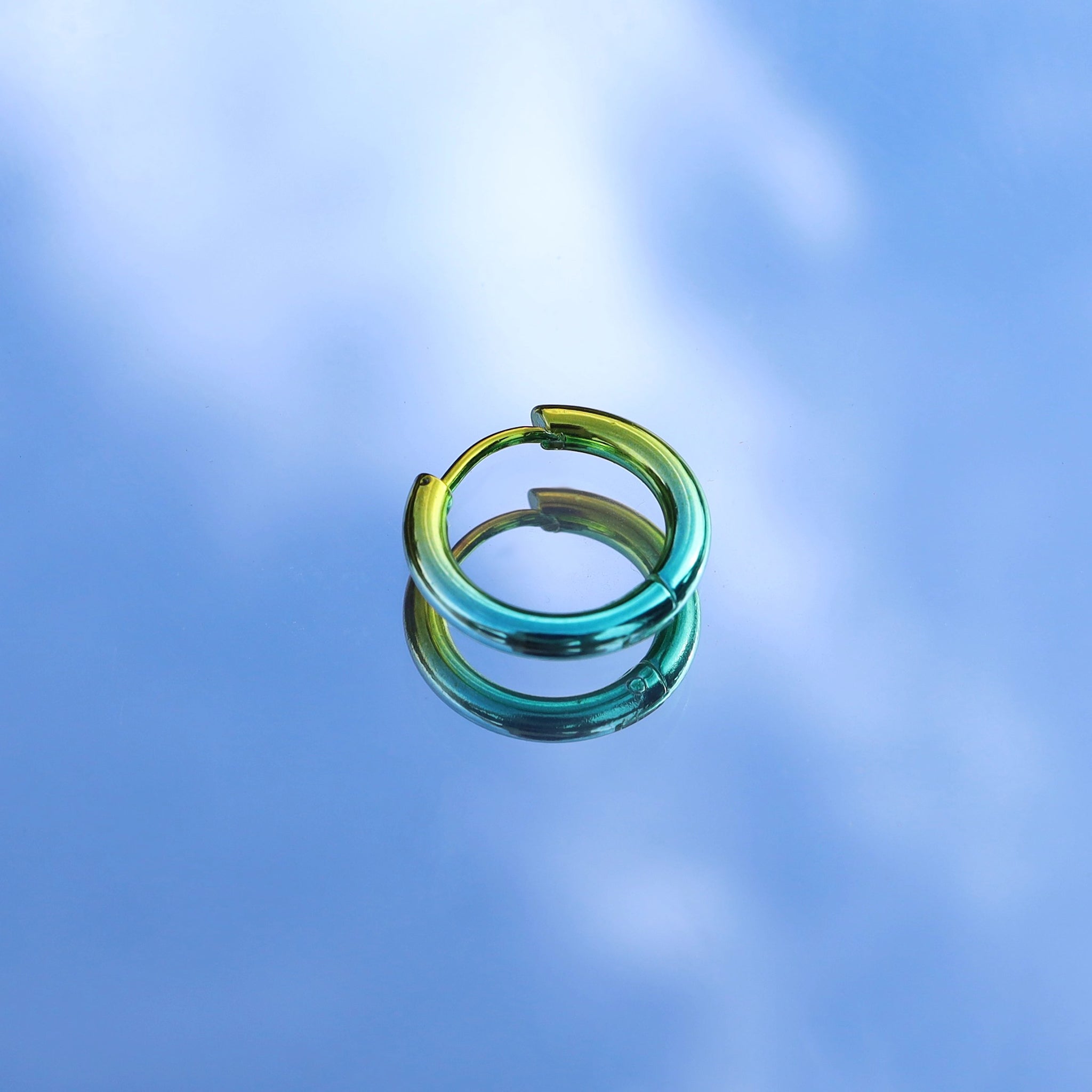 グラデーションカラーのステンレススチールイヤリング