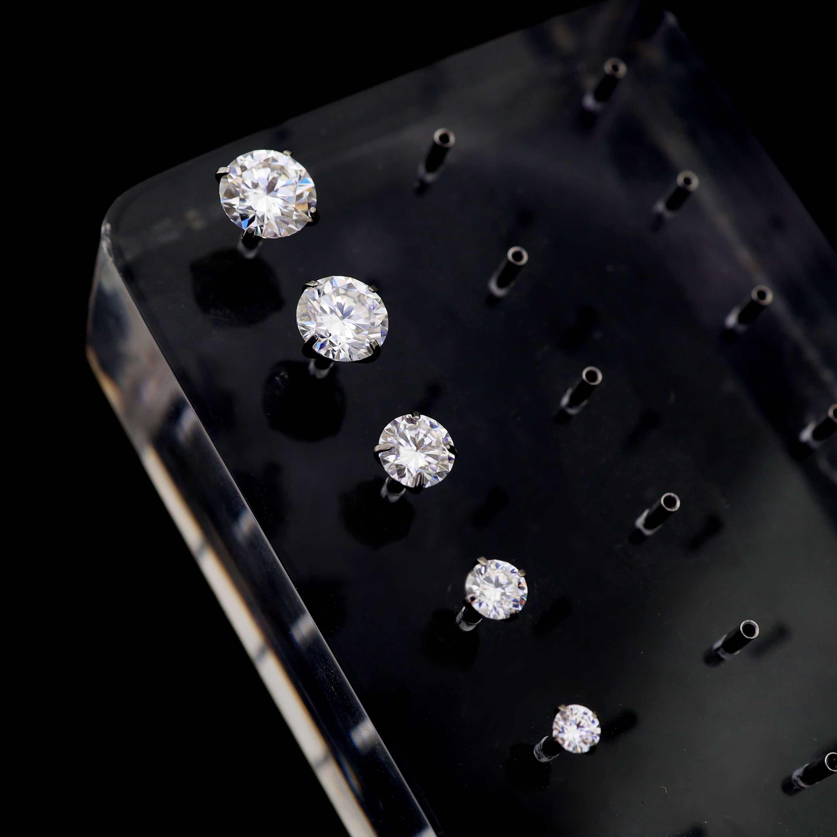 High-Shine Moissanite Internally Threaded Titanium Studs ph1 未完成(需要大小图)