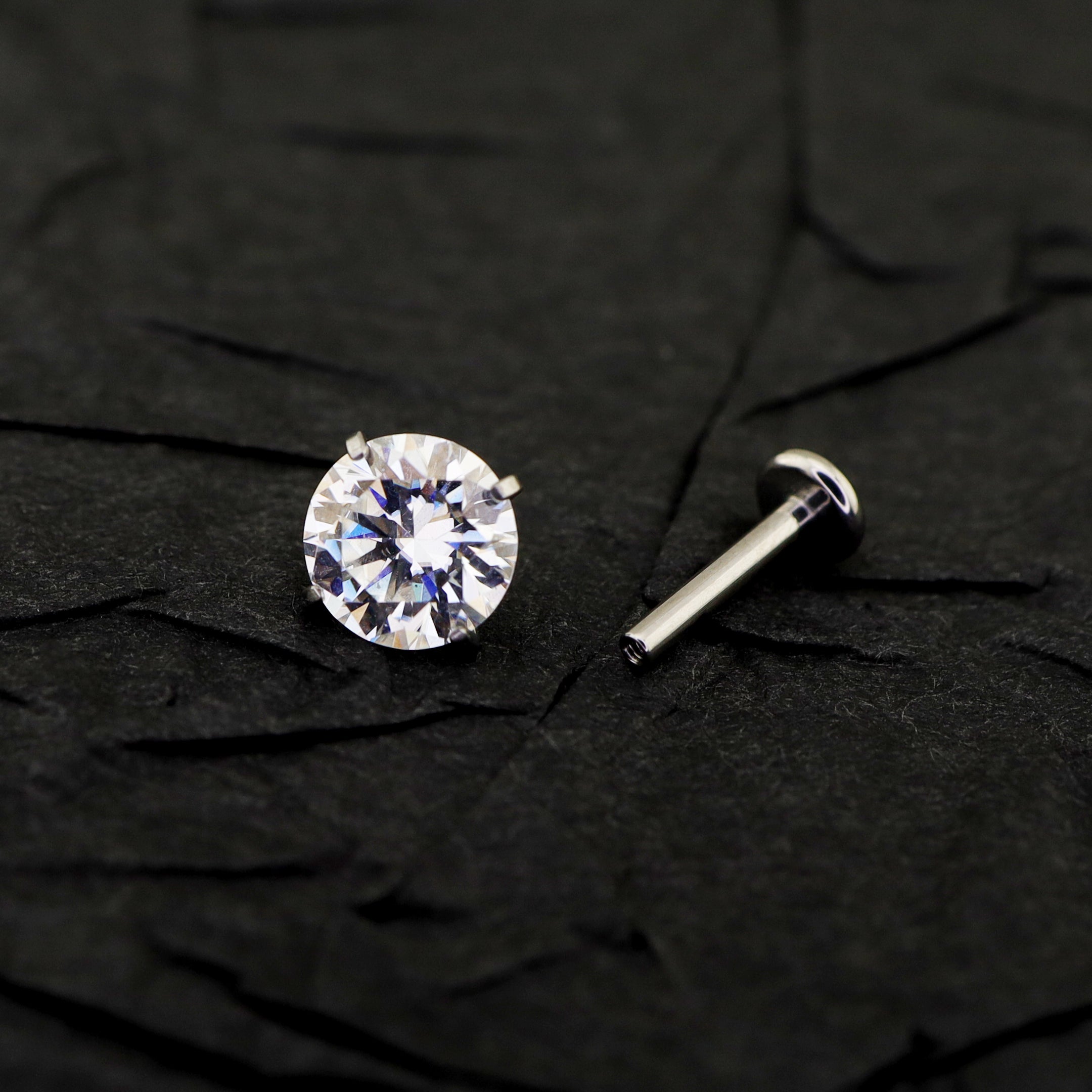 High-Shine Moissanite Internally Threaded Titanium Studs ph1 未完成(需要大小图)