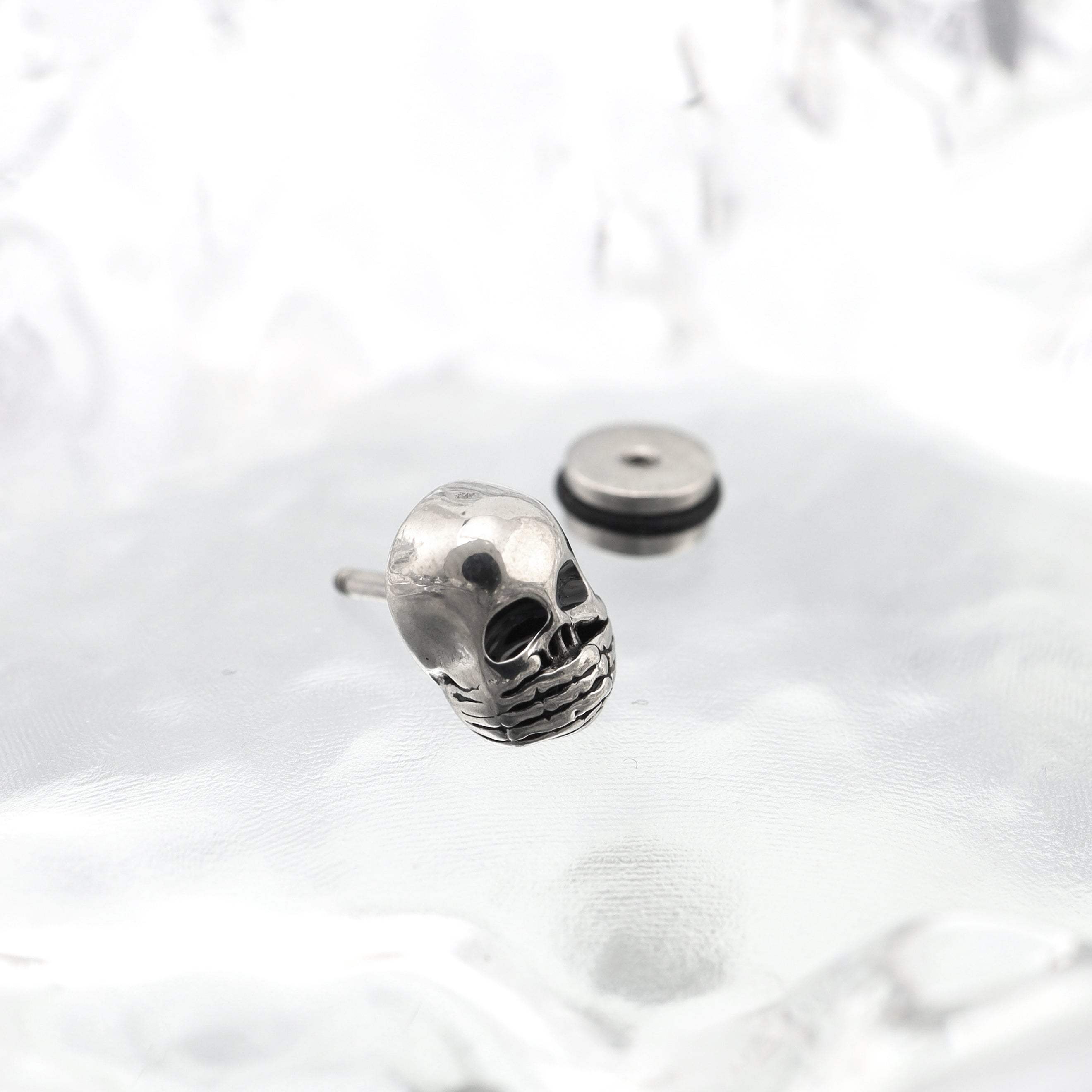 "Shushing" Skull tainless steel Ear Studs ph1