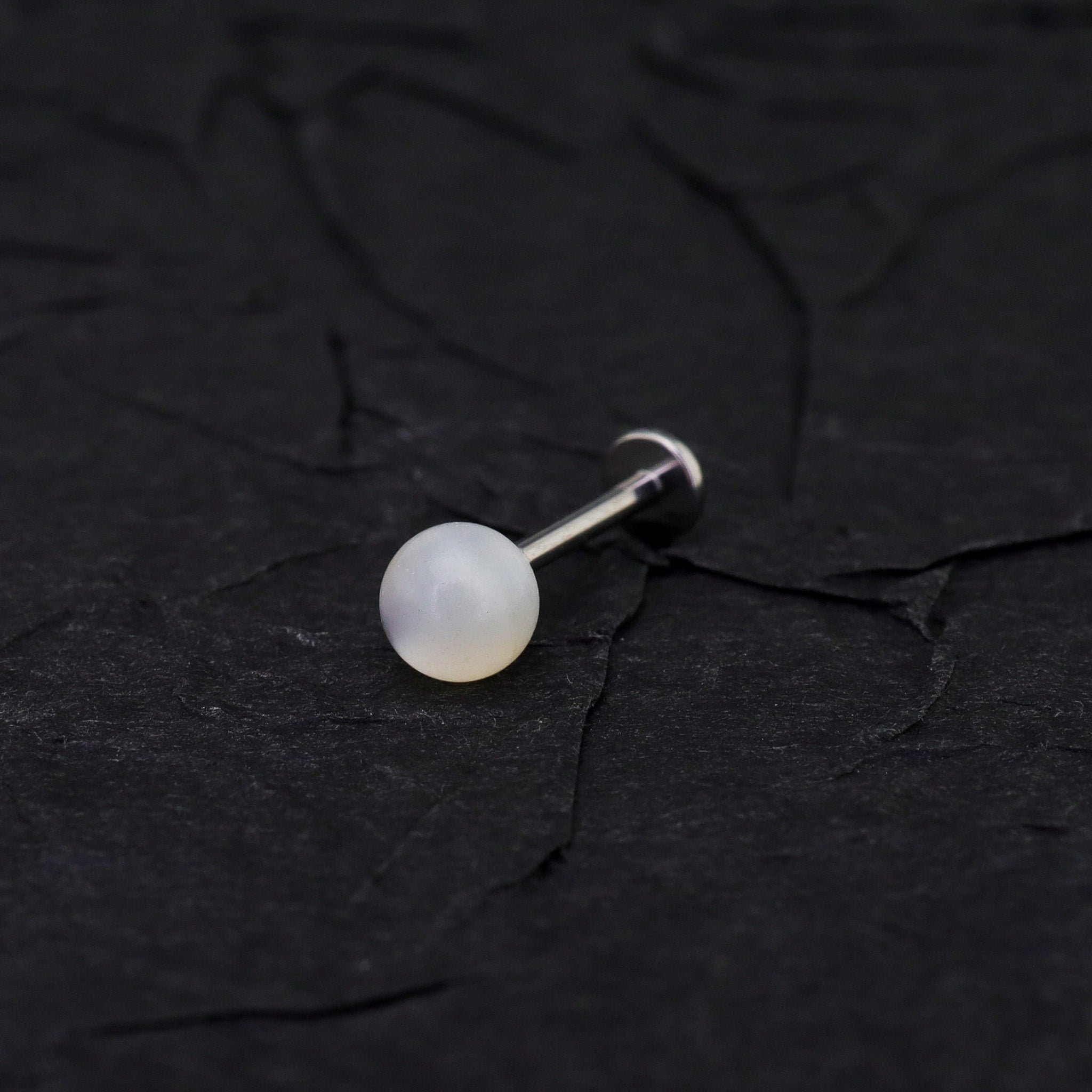 Pearl Internally Threaded Titanium Ear Studs ph1