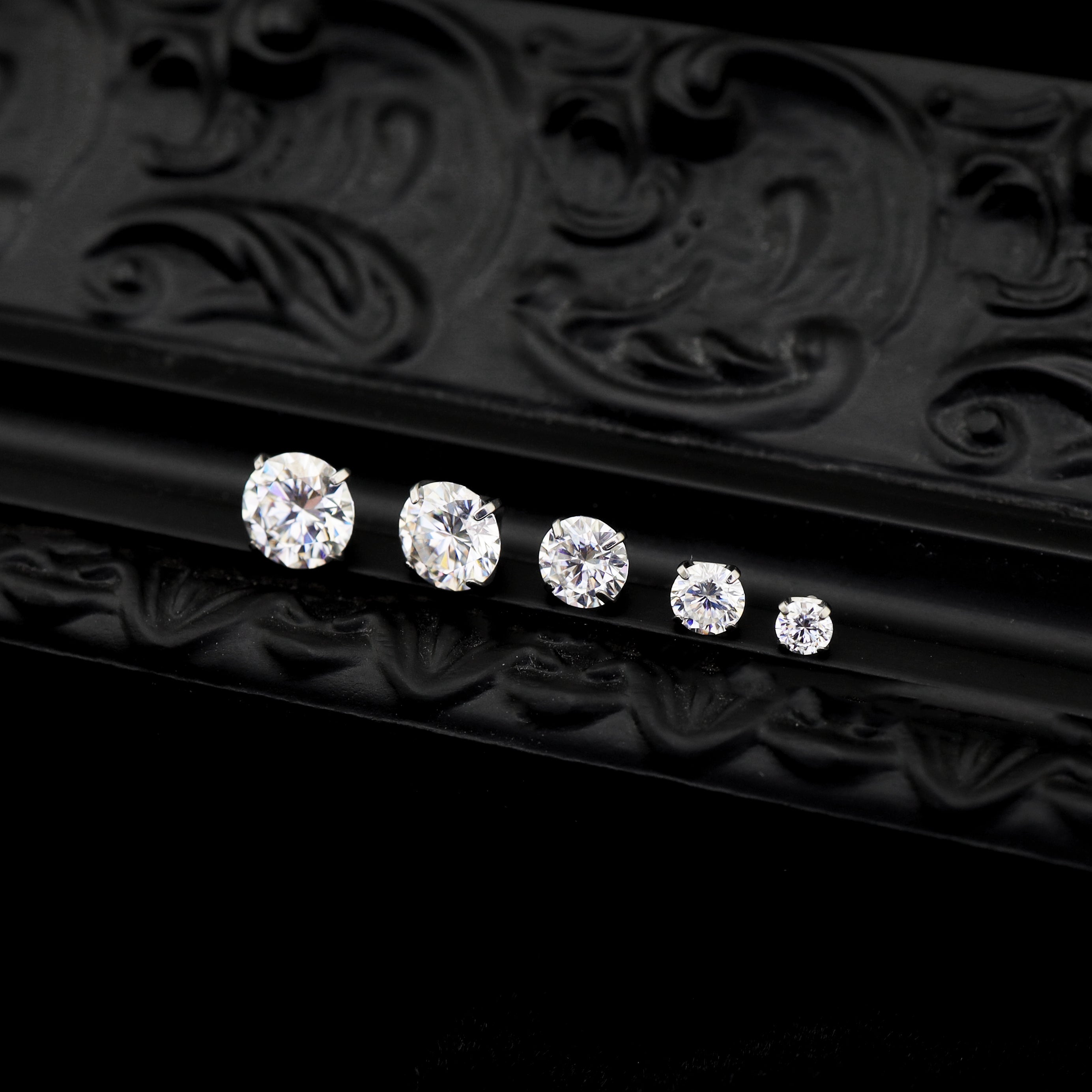 High-Shine Moissanite Internally Threaded Titanium Studs ph1 未完成（需要大小图）